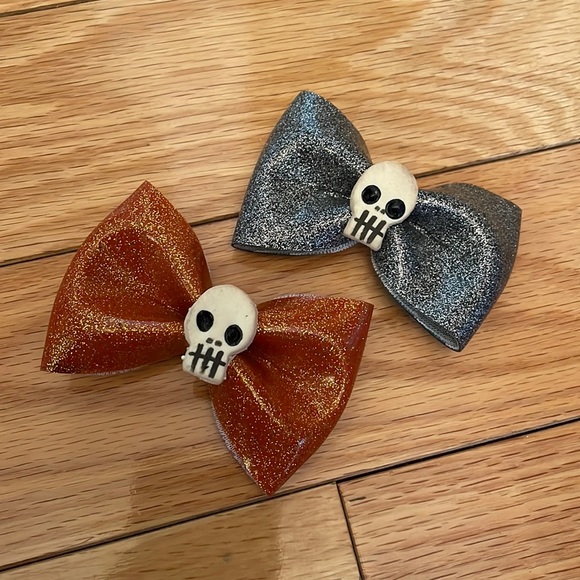 ⚡️Flash Sale ⚡️ Handmade bow hair clips with skull detail - Picture 1 of 2